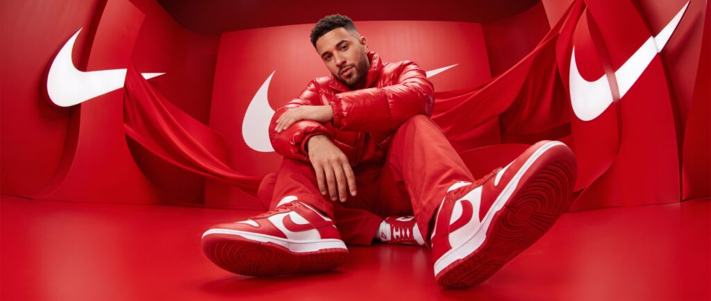 Промпт для фото: красная streetwear кампания с Nike
