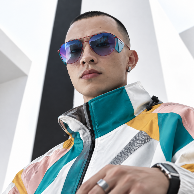 Промпт для фото стильного мужчины в стиле luxury streetwear