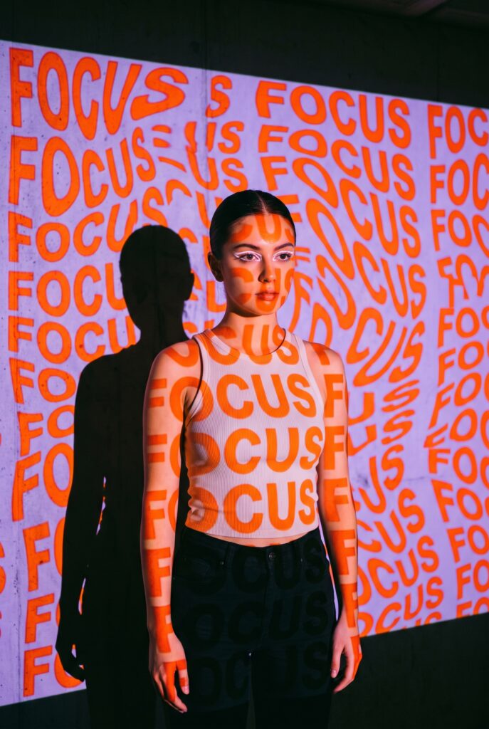 Промпт для фото: женщина с проекцией слова FOCUS